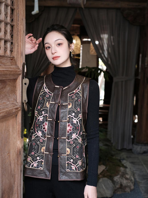 盛唐婧 |中式太阳花绣花对襟马甲 商品图2