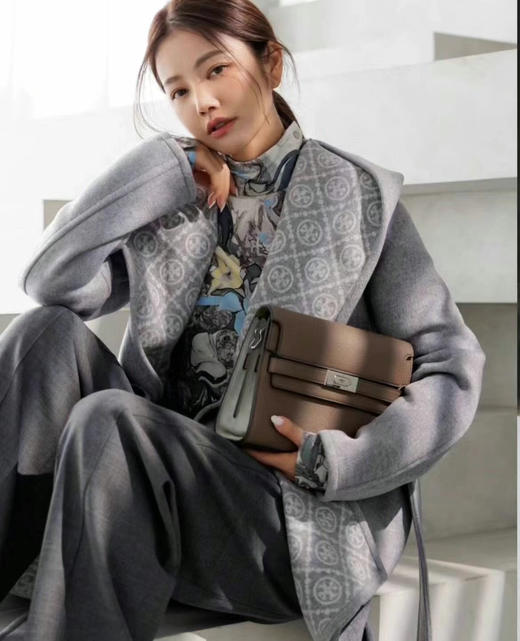 ¥4680🉐这个神仙灰色终于有货啦‼️ TB 省大米的时刻！国内8000➕ Tory burch新款lee radziwill单肩包 年后发 商品图6