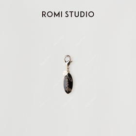 ROMI STUDIO 铜合金吊坠 双面字母浮雕椭圆形钥匙扣挂饰 24SSS054