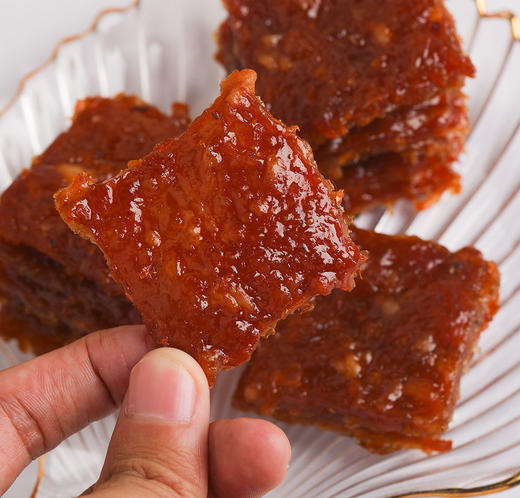 【肉脯煌黑松露猪肉脯】添加4%黑松露 香鲜浓郁 ✅ 精选新鲜里脊肉，不添加鸡肉、淀粉 ✅ 3斤鲜猪肉才能出1斤猪肉脯 用的是传统碳烤工艺，吃起来有股淡淡的烤肉香味 商品图4