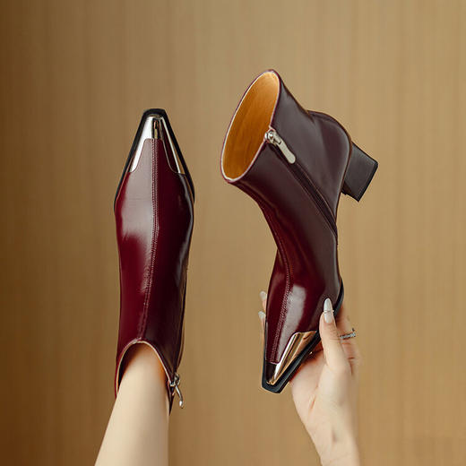 【预售5天】牛皮金属尖头粗跟时装靴，高跟鞋加绒显瘦时尚短靴DB&M6061 商品图5