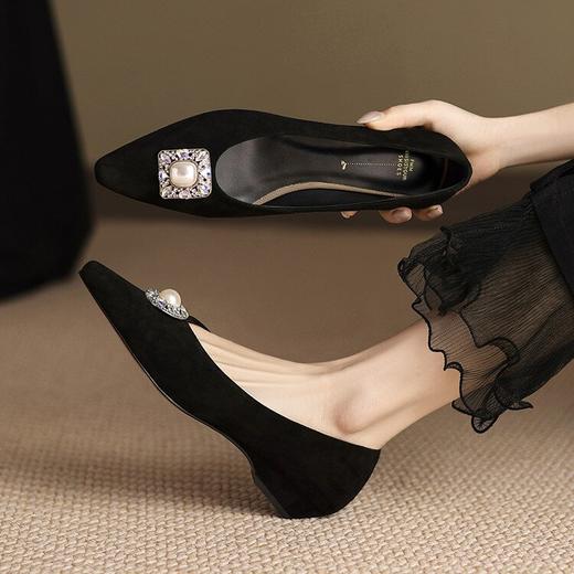 【预售5天】羊反绒时尚珍珠扣，尖头浅口气质低跟单鞋HCYYHD&5774 商品图0