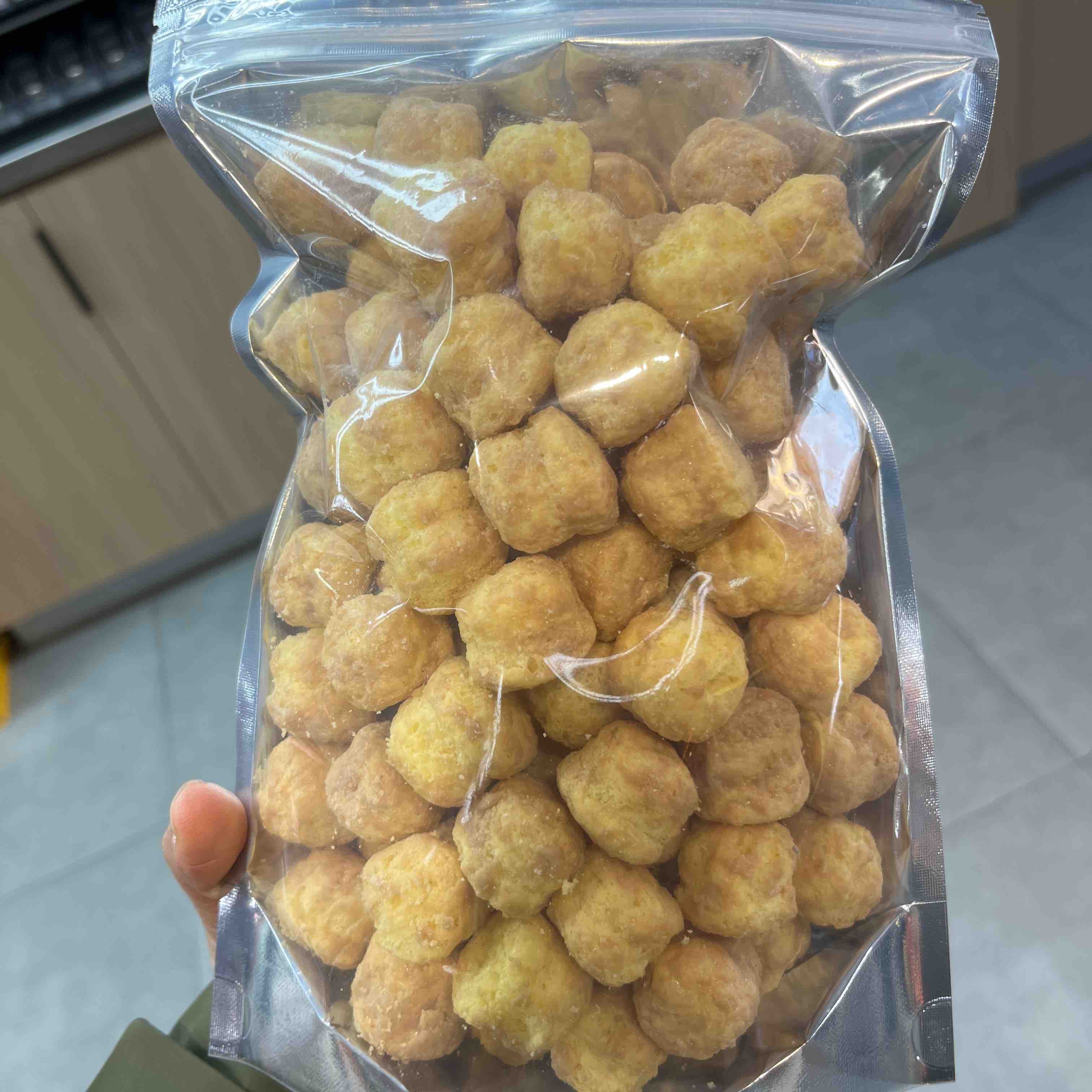 它叫-太妃糖玉米球
外面裹着的是太妃糖
里面是进口玉米球
高级、健康、香的不想停~~