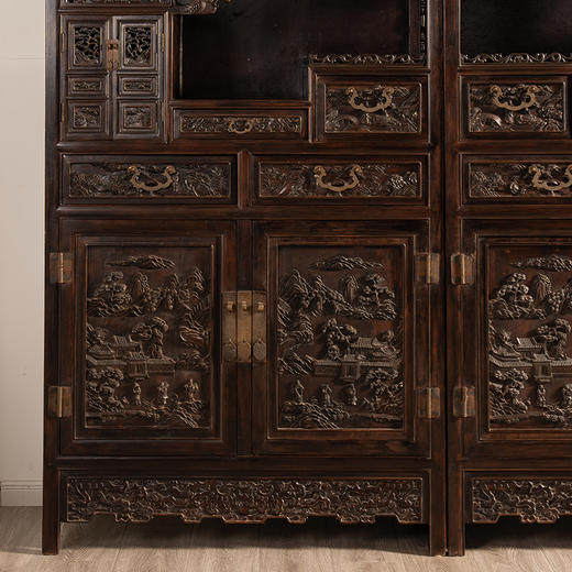 清乾隆 紫檀高浮雕山水人物图博古柜（一对） 商品图2