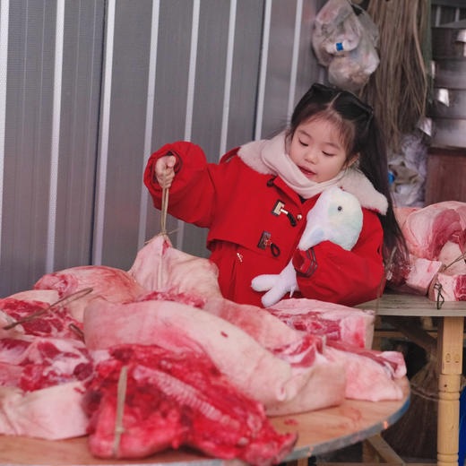 小时候的猪肉香【贵州农家跑山土猪肉】农家猪生长速度较慢，其肉质更加紧实、口感更有弹性，烹饪后的口感更加香浓。 商品图0