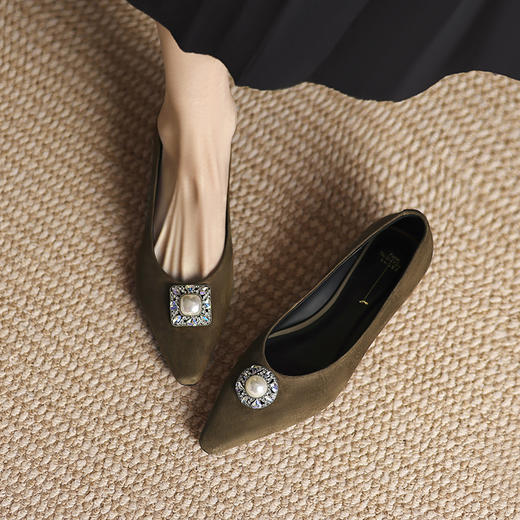 【预售5天】羊反绒时尚珍珠扣，尖头浅口气质低跟单鞋HCYYHD&5774 商品图1