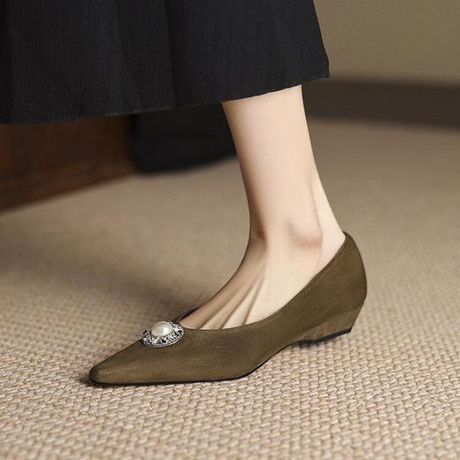 【预售5天】羊反绒时尚珍珠扣，尖头浅口气质低跟单鞋HCYYHD&5774 商品图4