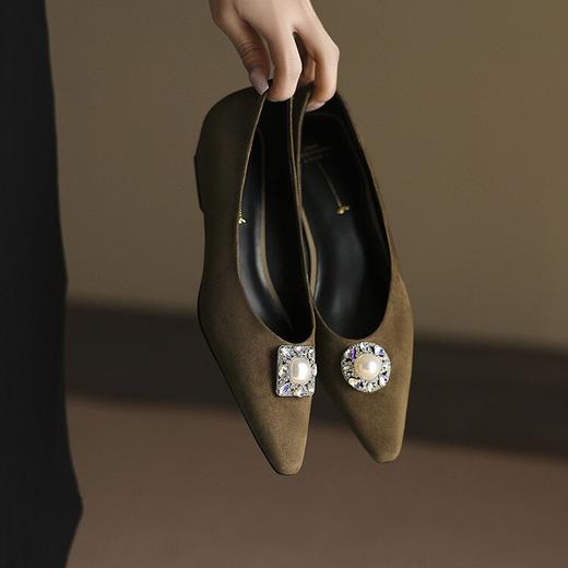 【预售5天】羊反绒时尚珍珠扣，尖头浅口气质低跟单鞋HCYYHD&5774 商品图2