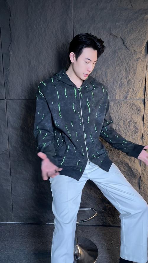 秋冬季新款时尚百搭牛仔做旧上衣黑绿撞色连帽开衫外套舒适潮流 商品图0