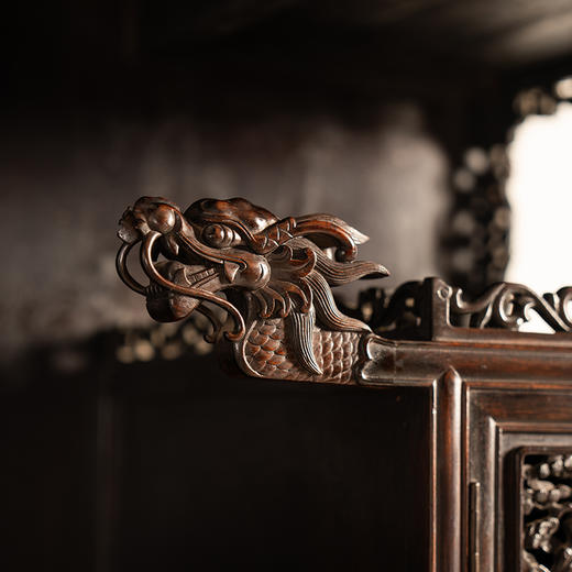 清乾隆 紫檀高浮雕山水人物图博古柜（一对） 商品图3