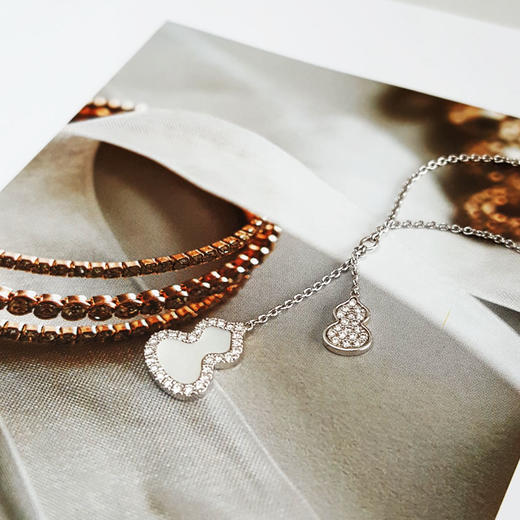 【95新】Qeelin麒麟Wulu系列18K白金镶钻白贝母双葫芦项链女士现售价：8000！301224NJ09 商品图2