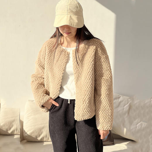 【FEIMI妃秘 小香风仿水貂外套】保暖又不显臃肿 触感滑糯 毛质蓬松 宽松短款版型 穿出小蛮腰 商品图1