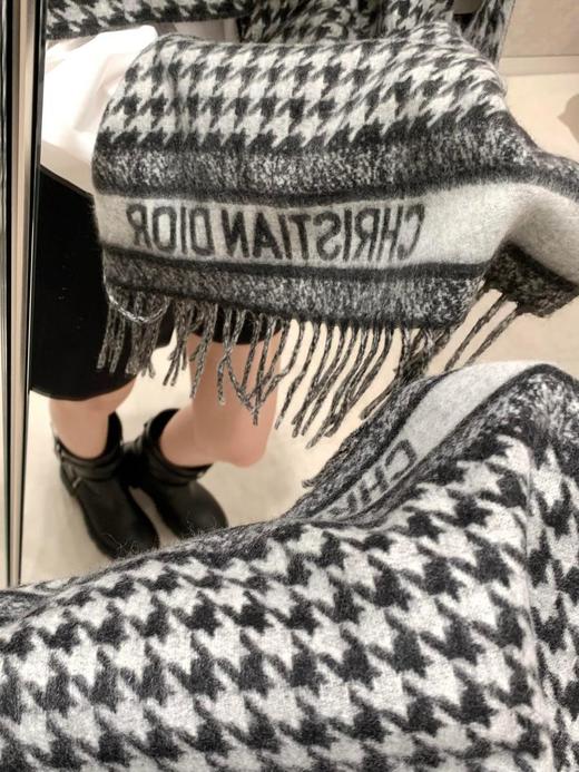 迪奥24年新款千鸟格围巾，这款围巾向经典的粉色和白色千鸟格纹图案致敬（EJ） 商品图3