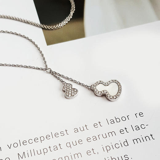 【95新】Qeelin麒麟Wulu系列18K白金镶钻白贝母双葫芦项链女士现售价：8000！301224NJ09 商品图1