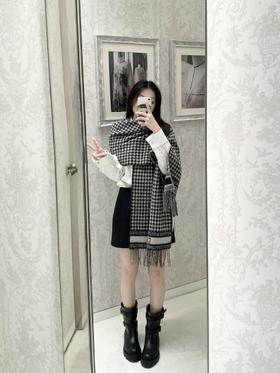 迪奥24年新款千鸟格围巾，这款围巾向经典的粉色和白色千鸟格纹图案致敬（EJ）