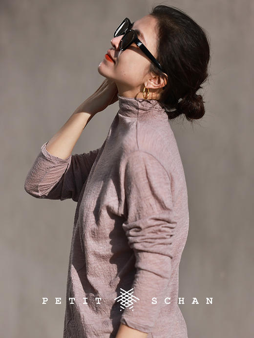 PETIT SCHAN小闪 CLO#710 Silent 无声 羊毛堆堆领卷边提花斜裁套头打底衫 商品图0