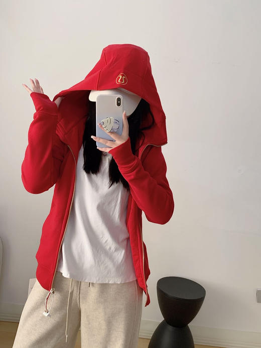 修身款！lu家Scuba全拉链微绒连帽卫衣！表面磨毛+内里抓绒质感！标牌齐全❗出入专柜无压力！经典王牌色系，不用搭配就能出片的卫衣！✅腰身竖坑条针织螺纹，纤腰显瘦!! 商品图6