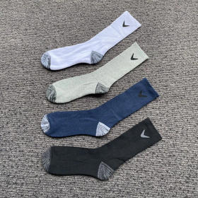 正品卡拉威高尔夫长筒男袜，毛巾底。只有黑色和灰色。均码39-45。五双一组。