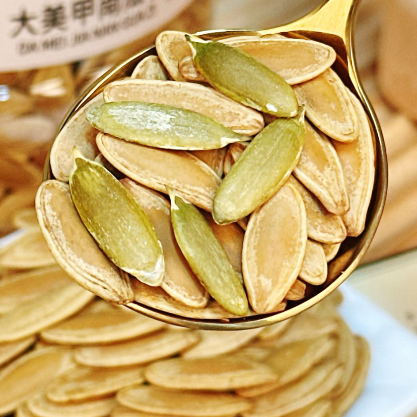 美人甲南瓜子，形状酷似美人指甲，形状优美，味道更香浓，比普通南瓜子更好吃，主打个越吃越停不下来！美人甲产量并不高，年年供不应求，每到佳节都是各家餐桌茶几上必不可少的最佳配角