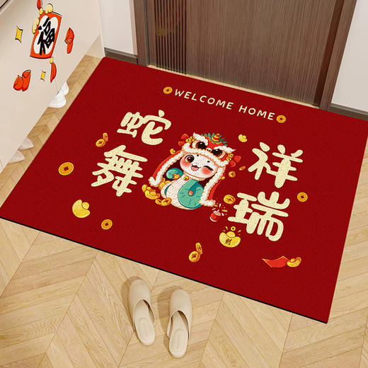 【马年限定❗️纳福喜庆红地毯】柔软舒适，毯面厚实，新年春节卡通生肖水晶绒入户门垫家用玄关地垫耐磨易打理门口脚垫年货 商品图3