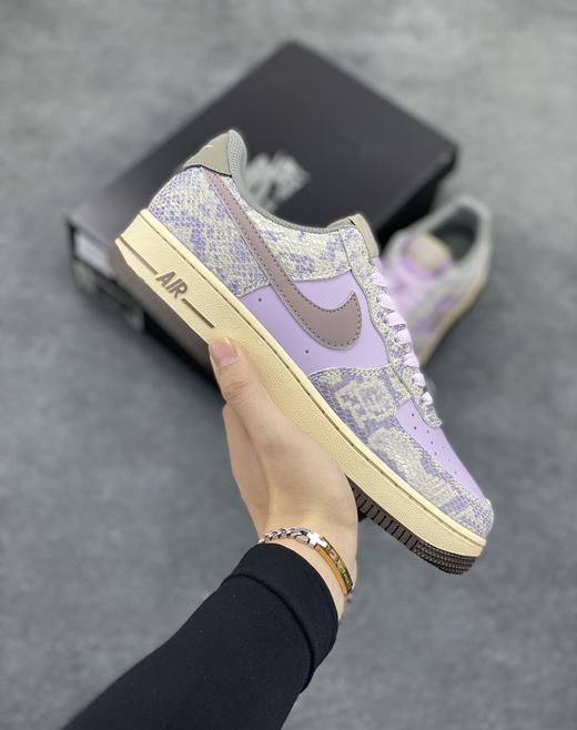 福利来袭!! 过年该买新鞋咯~ 蛇年限定Nike Air Force 1 Low  蛇鳞紫灰 颜色超美，经典空军版型 百搭不挑人 原楦头原纸板 打造纯正空军版型 商品图0