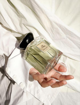 【阿玛尼玉龙茶香水】众所周知王嘉尔真的巨巨巨巨巨香 离远远都能闻到 连健身完都是香香的 是什么香味呢??答案是:阿玛尼高定私藏香水一玉龙茶香