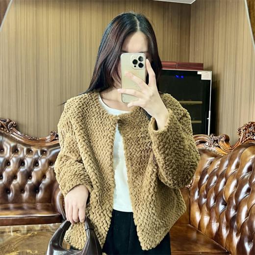 【FEIMI妃秘 小香风仿水貂外套】保暖又不显臃肿 触感滑糯 毛质蓬松 宽松短款版型 穿出小蛮腰 商品图4