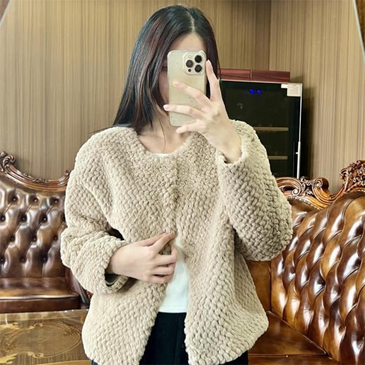 【FEIMI妃秘 小香风仿水貂外套】保暖又不显臃肿 触感滑糯 毛质蓬松 宽松短款版型 穿出小蛮腰 商品图5