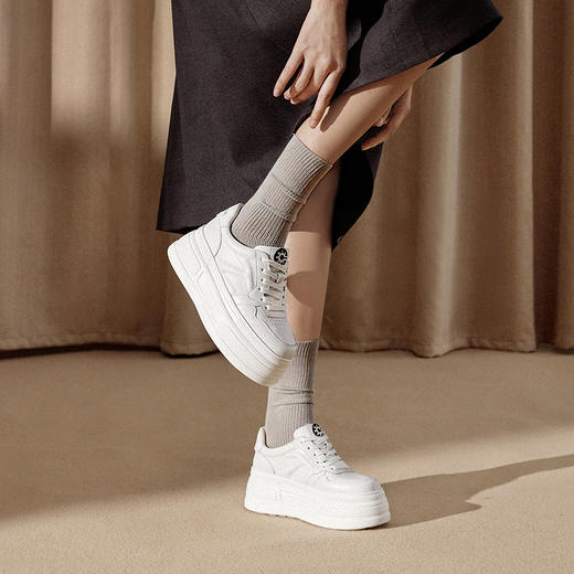 千百度厚底休闲板鞋女款小白鞋增高透气运动休闲鞋A25163511 商品图4