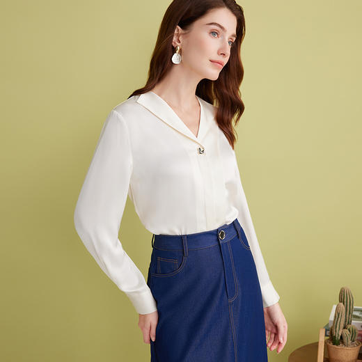 EITIE爱特爱气质V领垂坠舒适通勤直筒显瘦白衬衫上衣2025春季新款A2513509 商品图2