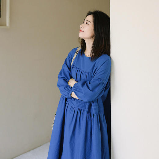 绽放旅行女装113朵/亚麻棉圆领落肩长袖塔克捏褶宽松大摆连衣裙 商品图1