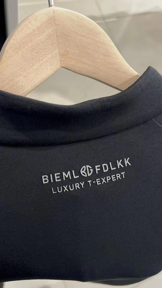 正品比音勒芬，最强半拉链，王牌到货

功能性纱线面料，混纺弹力纤维，裸身穿更舒适！！！

轻运动，立体裁剪，挺括修身，真有型！

纯正品，内外双重针织，舒适由内而外，M-3XL 商品图4