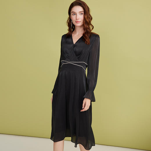 EITIE爱特爱气质优雅V领收腰垂坠压褶连衣裙2025春季新款A2507529 商品图2