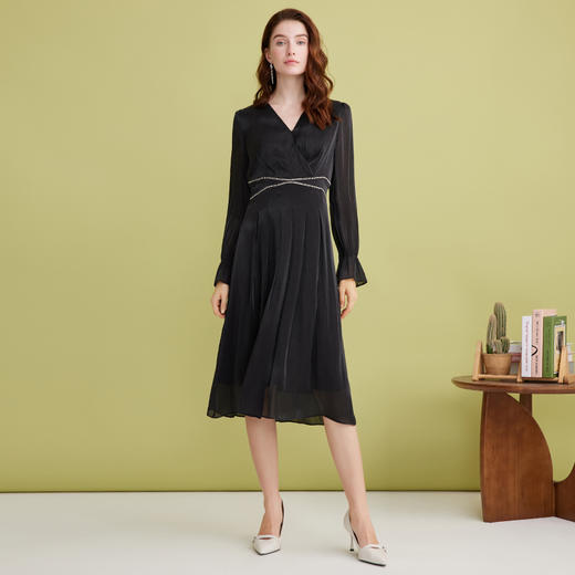 EITIE爱特爱气质优雅V领收腰垂坠压褶连衣裙2025春季新款A2507529 商品图1