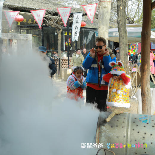 【袋鼠爸爸去哪儿丨咸阳袁家村系列之里享精品民宿】民宿近袁家村主街、小吃街，出门就能感受到古街的市井繁华，院内圆形天井寓意美好，每一个角落细节满满，客房设计风格独特，保留了怀旧情怀的同时融合现代元素 商品图13