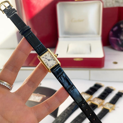 2025年卡地亚经典重塑，卡地亚将经典坦克腕表缩小尺寸，推出全新迷你坦克石英手表系列。纤细表壳，精致比例，完美贴合手腕，尽显女性优雅。金色表壳搭配蓝宝石水晶玻璃，复古磨砂奶油简约表盘 商品图10