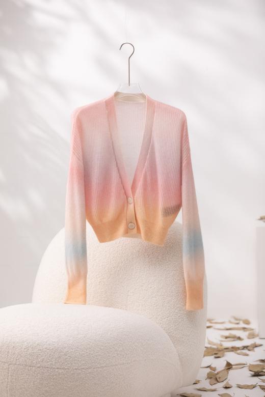 温柔细腻 | 2025早春莫兰迪渐变短款羊绒上衣 商品图0