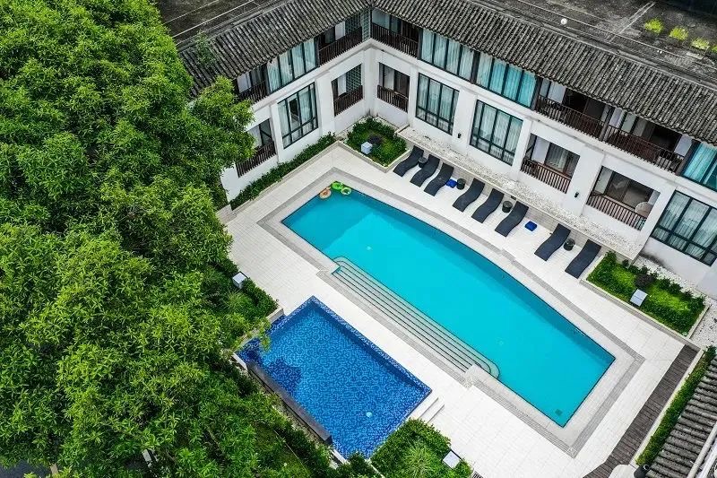 周末春节不加价！【青城半山上泉酒店｜泡私汤】
🏞️青城后山 观山听水·日式庭院
品质配套设施，归隐山居的体验~

1️⃣499元=庭院私汤大床房1晚
2️⃣699元=庭院私汤滑梯亲子房