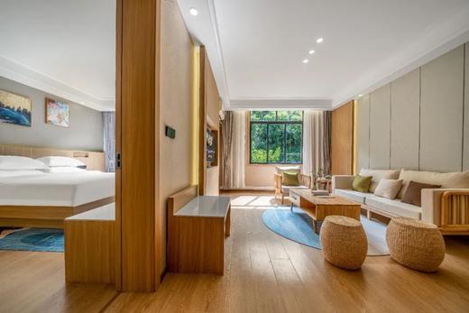 【毕棚沟｜阿佧迪私汤度假酒店｜周末（除节假日）不加价】
♨️川西泡温泉滑雪下榻优选 感受藏羌风情
🏔️邂逅”川西小瑞士”，打卡理小路
🌟准五星标准打造，自然美景与奢华体验 商品图2