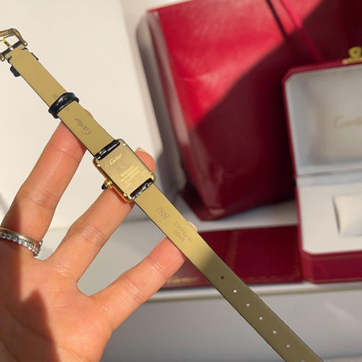 2025年卡地亚经典重塑，卡地亚将经典坦克腕表缩小尺寸，推出全新迷你坦克石英手表系列。纤细表壳，精致比例，完美贴合手腕，尽显女性优雅。金色表壳搭配蓝宝石水晶玻璃，复古磨砂奶油简约表盘 商品图7