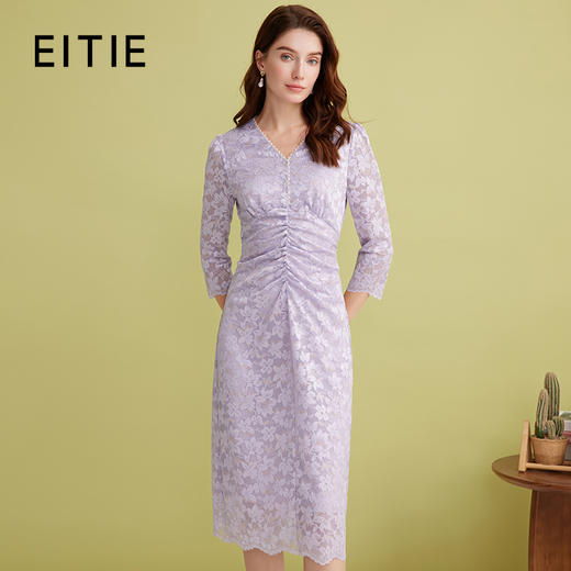 EITIE爱特爱绣花蕾丝温柔紫色修身褶皱V领过膝连衣裙2025春季新款A2507505 商品图0