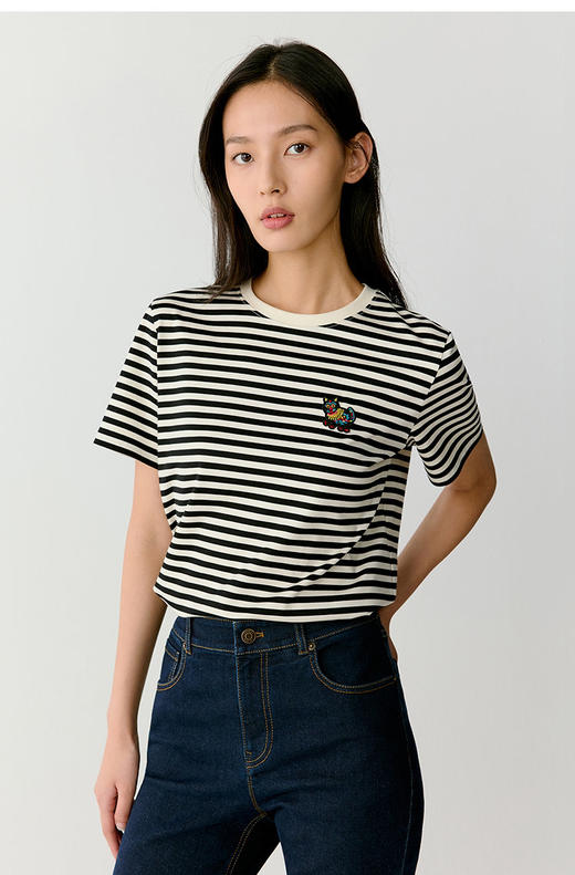 黑白条水柔棉针织布T恤 中国新年胶囊系列 撷取剪纸元素 经典圆领设计 黑白条纹简约大气 全棉面料 手感柔软舒适 精致瑞兽刺绣 直筒版型遮肉显瘦 商品图1