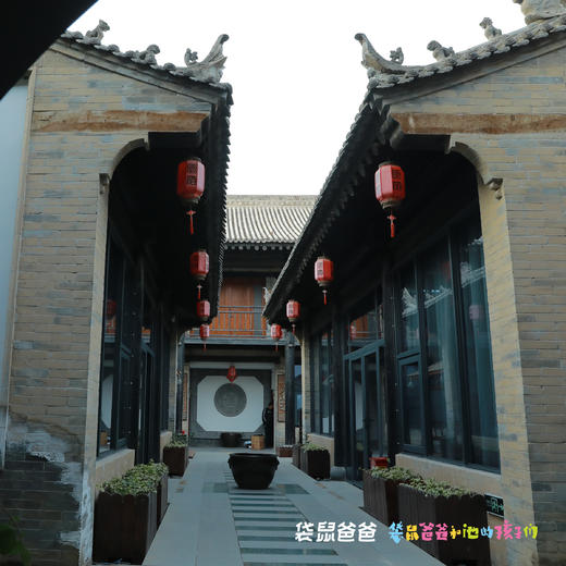 【袋鼠爸爸去哪儿丨咸阳袁家村系列之关中原宿】民宿近袁家村回民街及祠堂街，地理位置优越，院内37间客房，含大床/双床/大炕房/家庭房多种房型，满足不同家庭需求，在袁家村一站式住宿游玩吃美食。 商品图5