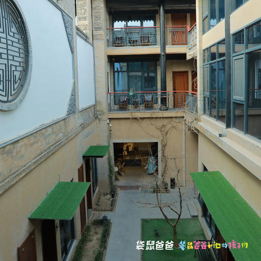 【袋鼠爸爸去哪儿丨咸阳袁家村系列之关中原宿】民宿近袁家村回民街及祠堂街，地理位置优越，院内37间客房，含大床/双床/大炕房/家庭房多种房型，满足不同家庭需求，在袁家村一站式住宿游玩吃美食。 商品图3