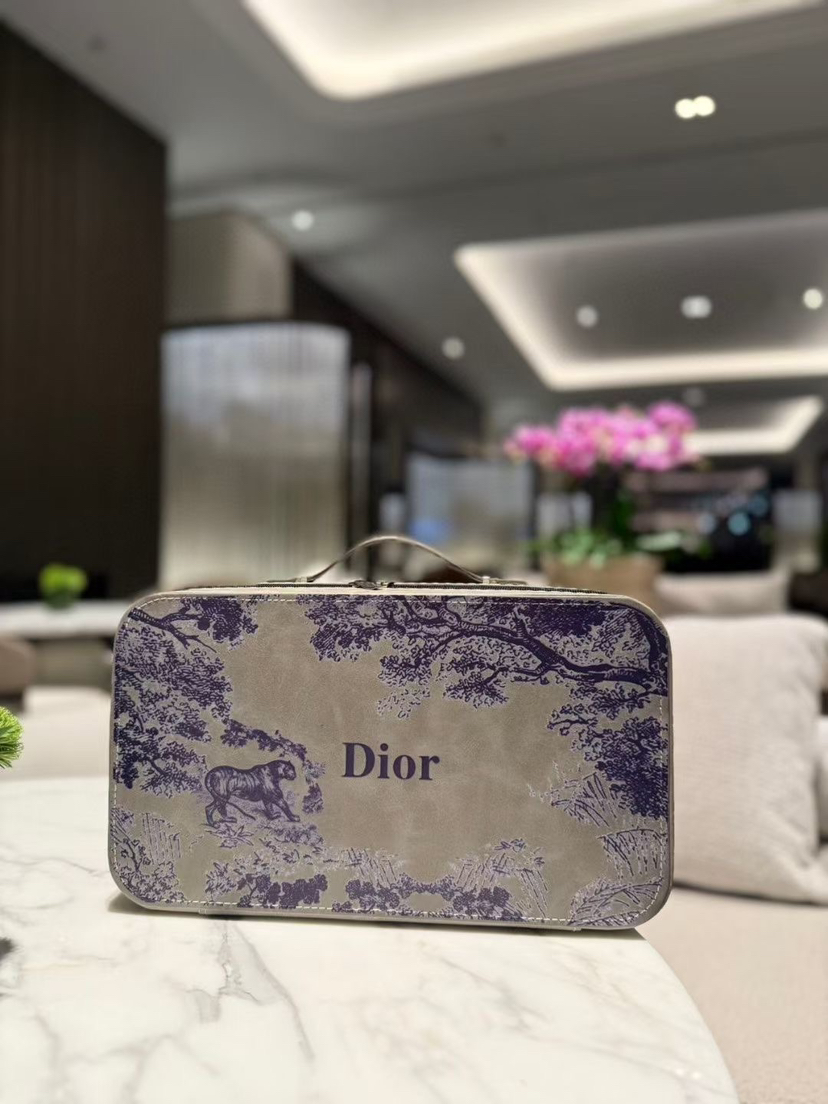 重磅来袭，高端茶具套装，原单Dior动物系列，送礼佳品，杯身晶莹剔透温柔如玉，非常有收藏价值的一套茶具，生活真的得充满仪式感。