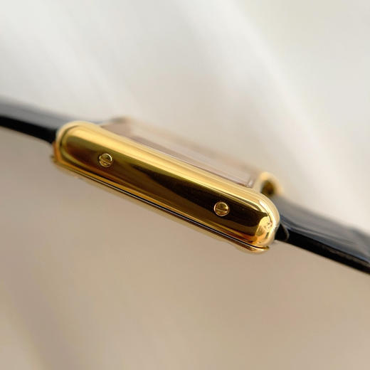 2025年卡地亚经典重塑，卡地亚将经典坦克腕表缩小尺寸，推出全新迷你坦克石英手表系列。纤细表壳，精致比例，完美贴合手腕，尽显女性优雅。金色表壳搭配蓝宝石水晶玻璃，复古磨砂奶油简约表盘 商品图4