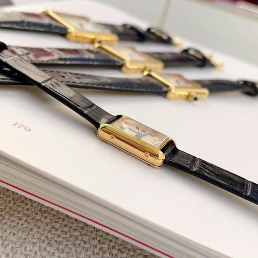 2025年卡地亚经典重塑，卡地亚将经典坦克腕表缩小尺寸，推出全新迷你坦克石英手表系列。纤细表壳，精致比例，完美贴合手腕，尽显女性优雅。金色表壳搭配蓝宝石水晶玻璃，复古磨砂奶油简约表盘 商品图11