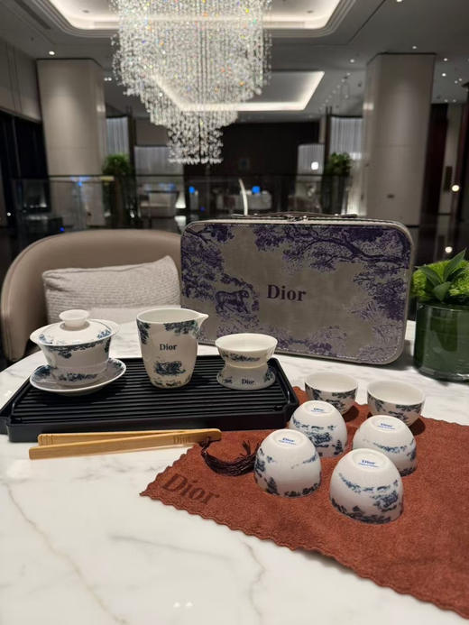 重磅来袭，高端茶具套装，原单Dior动物系列，送礼佳品，杯身晶莹剔透温柔如玉，非常有收藏价值的一套茶具，生活真的得充满仪式感。 商品图1