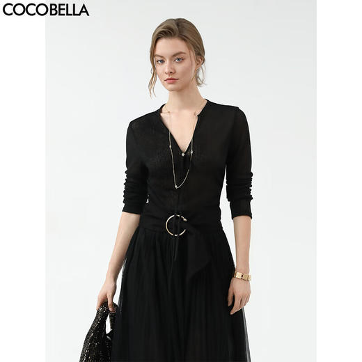 COCOBELLA亲肤微透视抽褶针织衫25春飘带装饰V领打底衫MZ3191 商品图3