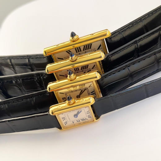 2025年卡地亚经典重塑，卡地亚将经典坦克腕表缩小尺寸，推出全新迷你坦克石英手表系列。纤细表壳，精致比例，完美贴合手腕，尽显女性优雅。金色表壳搭配蓝宝石水晶玻璃，复古磨砂奶油简约表盘 商品图13